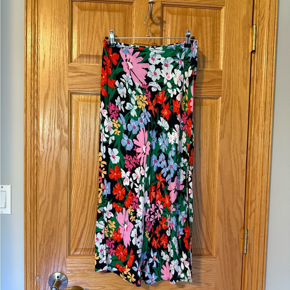 Old Navy Floral Mdi Skirt 🌸🌼🌺